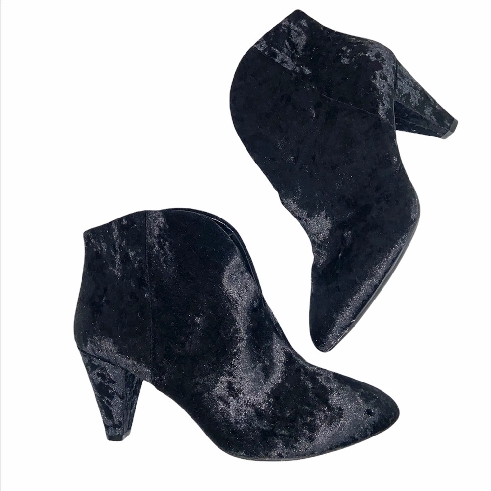 VINCE CAMUTO BLACK VELVET EVANATA ANKLE BOOTIES